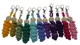 Worry Worm kleurenmix Sleutelhanger &ndash; Handgemaakt Troostfiguurtje