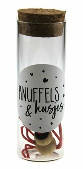 Geluksbuisje knuffels en kusjes met gelukpoppetje hartje op de buik