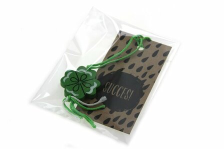 Gelukszakje gelukspoppetje klaver en label succes