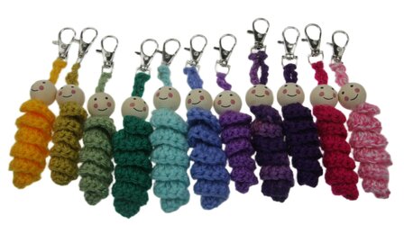 Worry Worm kleurenmix Sleutelhanger &ndash; Handgemaakt Troostfiguurtje