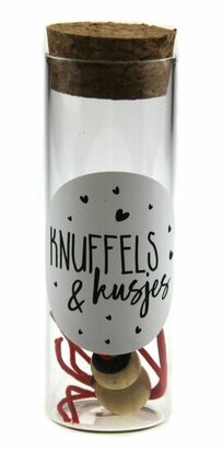 Geluksbuisje knuffels en kusjes met gelukpoppetje hartje op de buik
