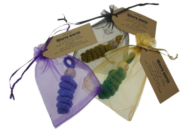 Worry Worm Kleurenmix in Organza Zakje met tekst label